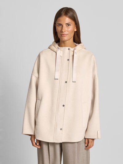 Frauenmodel trägt Jacke mit Kapuze von COMMA in Creme mit lockerer Passform, sichtbaren Knöpfen und seitlichen Taschen, Ganzkörperansicht von vorne. Rückenlänge 73 cm, Schulterbreite 70 cm, Brustweite 65 cm, Ärmellänge 45 cm.