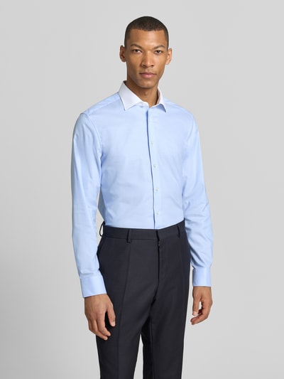 Männermodel trägt Slim Fit Business-Hemd mit Kentkragen von ETERNA in Hellblau, Reine Baumwolle, Knopfleiste, Sportmanschetten, Ganzkörperansicht von vorne