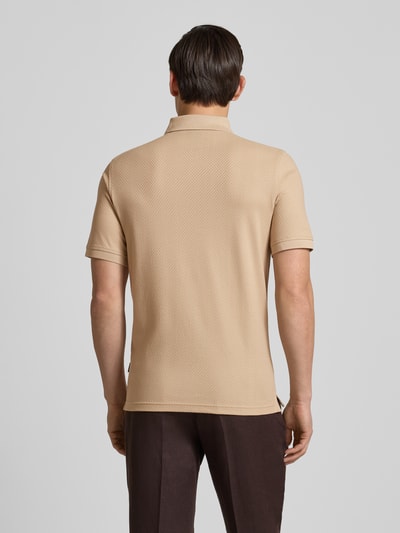 Männermodel trägt Slim Fit Poloshirt mit Strukturmuster von bugatti in Beige, Reine Baumwolle, Rückenlänge 73 cm, Ganzkörperansicht Rückansicht.