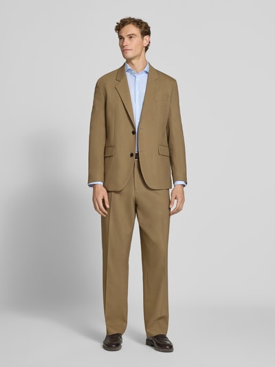 Männermodel trägt Slim Fit Business-Hemd aus reiner Baumwolle von Christian Berg Men in Hellblau mit Haikragen, Ganzkörperansicht von vorne.