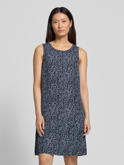 Frauenmodel trägt A-Linie Freizeitkleid aus Leinen-Viskose-Mix von Tom Tailor in Dunkelblau mit weißem Muster, Ganzkörperansicht von vorne. Damen Freizeitkleid von Tom Tailor.