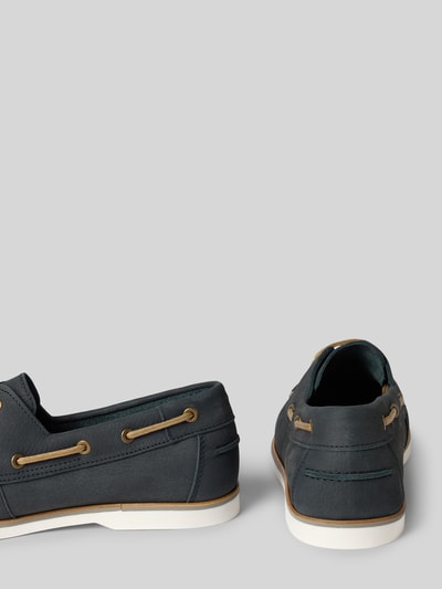 Produktfoto, Schnürschuhe aus echtem Leder Modell 'NADAL 2C' von Marc O’Polo in Dunkelblau, unifarben, strukturierte Sohle, genarbte Textur.