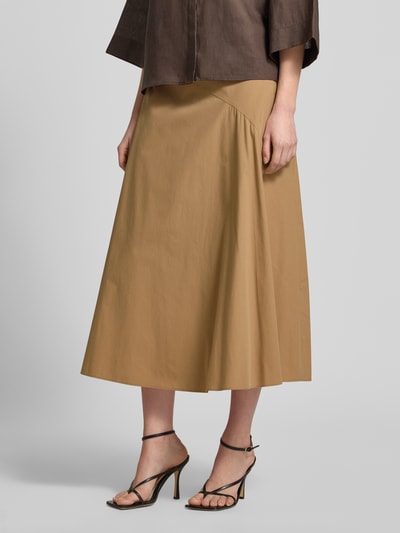 Frauenmodel trägt Ausgestellter Maxi-Rock aus reiner Baumwolle Modell 'ZATTERA' von Weekend Max Mara, Optik: Unifarben, Popeline, Länge: Maxi, Passform: Ausgestellt, Verschluss: Nahtreißverschluss, Materialverarbeitung: Popeline, Material: Reine Baumwolle, Nahaufnahme Unterkörper.