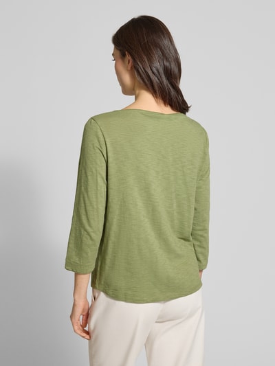 Modelka nosi Regular Fit 3/4-Shirt aus reiner Baumwolle von s.Oliver RED LABEL, z efektem melanżu, krój regular fit, dekolt w łódkę, rękaw o dł. 3/4, zrolowany brzeg, czysta bawełna. Ganzkörperansicht Rückansicht.