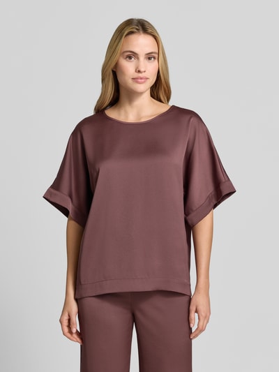 Vrouwenmodel draagt Relaxed Fit T-shirt uit satijn van SWING in effen bruin, ronde hals, met korte mouwen, ruglengte maat 36: 60 cm, vooraanzicht bovenlichaam.
