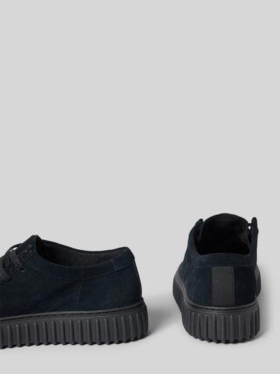 Produktfoto, Bootsschuhe aus beschichtetem Leder Modell 'Torhill' von Clarks, dunkel, abgerundete Form, profilierte Sohle, seitliche und Rückansicht