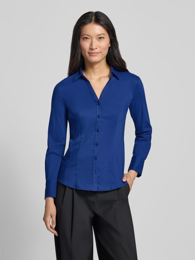 Frauenmodel trägt Hemdbluse aus Baumwoll-Mix von MORE & MORE in Blau mit durchgehender Knopfleiste und taillierter Passform, Ganzkörperansicht von vorne.