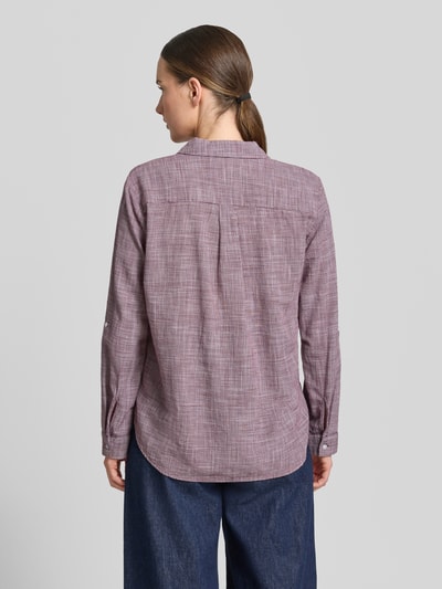 Frauenmodel trägt Regular Fit Hemdbluse aus reiner Baumwolle von Tom Tailor mit Optik: Allover-Muster, Hahnentritt, Rückenpasse und Cacharel-Falte, Passform: Regular-Fit, Hemdblusenkragen, V-Ausschnitt, Ärmelform: Langarm mit Turn-up-Option, Ärmelabschluss: Manschette, Rumpfabschluss: abgerundet, Brusttasche, Material: reine Baumwolle, in Rot-Violett mit feinem Hahnentritt-Muster, glatte Textur, Ganzkörperansicht Rückansicht.