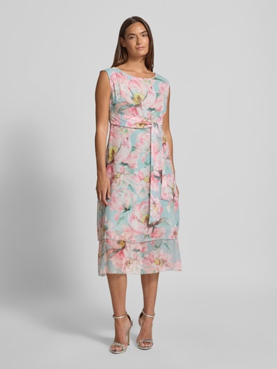 Vrouwenmodel draagt Midikleid met Bindegürtel van Betty Barclay in pastelkleuren, bloemenprint, getailleerde fit, laagjeslook, Nahaufnahme van voren