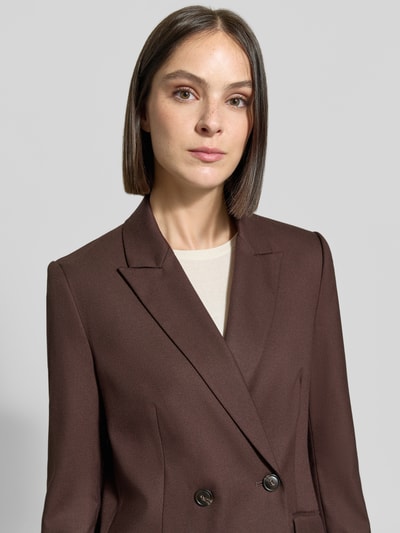 Vrouwenmodel draagt Oversized Blazer met viscose van Christian Berg Woman Selection in donkerbruin, dubbele knoopsluiting, reverskraag, elastische materiaalmix, detailopname bovenlichaam.
