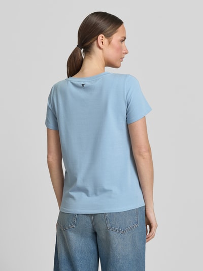 Vrouwenmodel draagt Regular Fit T-Shirt uit katoenmix model 'MULTIF' van Weekend Max Mara in effen lichtblauw jersey, rugaanzicht, korte mouw