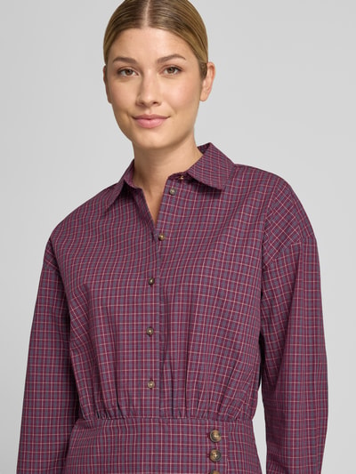 Modelka nosi Tailliertes Freizeitkleid aus reiner Baumwolle von Jake*s Casual, odcień bordowy z drobną kratką, faktura gładka, zbliżenie na górną część ciała.