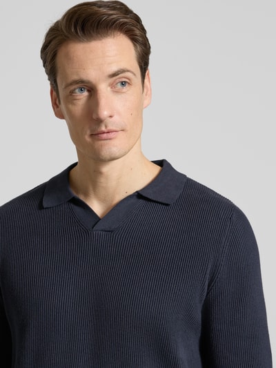 Männermodel trägt Relaxed Fit Strickpullover in Ripp-Optik von Lindbergh, Baumwoll-Mix, Polokragen, V-Ausschnitt, Nahaufnahme Oberkörper.