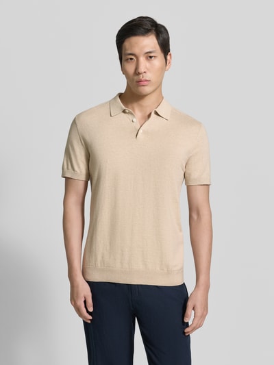 Männermodel trägt Regular Fit Poloshirt aus reiner Baumwolle Modell 'BERG' von SELECTED HOMME, unifarben, Feinripp, Ganzkörperansicht von vorne.