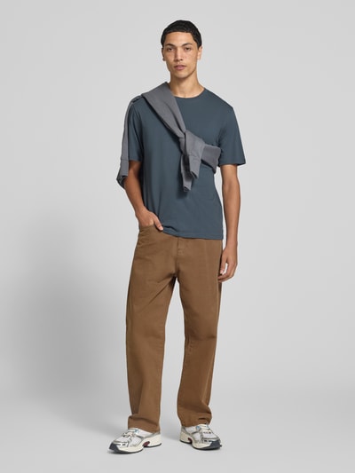 Männermodel trägt T-Shirt mit Rundhalsausschnitt Modell 'ORGANIC' von JACK & JONES in Blau, kombiniert mit brauner Hose, reine Baumwolle, gerader Schnitt, Ganzkörperansicht von vorne.