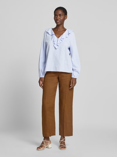 Frauenmodel trägt Regular Fit Bluse mit V-Ausschnitt und Volants von Christian Berg Woman in Hellblau, fein strukturiert, Baumwolle, Ganzkörperansicht von vorne.