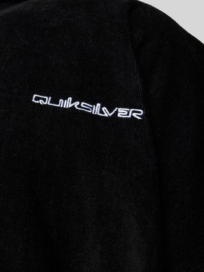 Produktfoto, schwarzes Regular Fit Hoody Towel mit weißem Logo-Patch von Quiksilver aus reiner Baumwolle und weicher Textur.