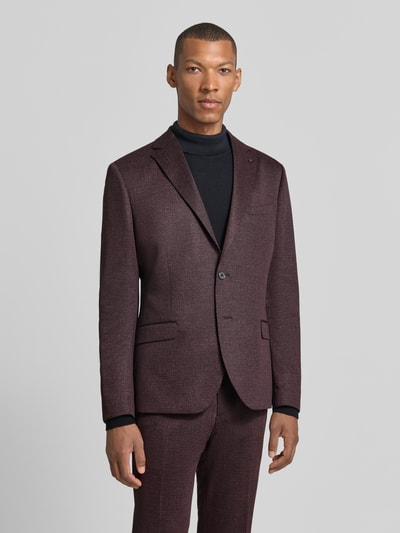 Männermodel trägt bordeauxfarbenes Slim Fit Sakko mit Lyocell-Anteil Modell 'Nick' von Zuitable, Materiaalmix, Reverskraag, borst- en klepzakken, knoopsluiting, geïntegreerde pochet, ruglengte maat 50: 73 cm, schouderbreedte: 41 cm, mouwlengte: 68 cm, Ganzkörperansicht von vorne.