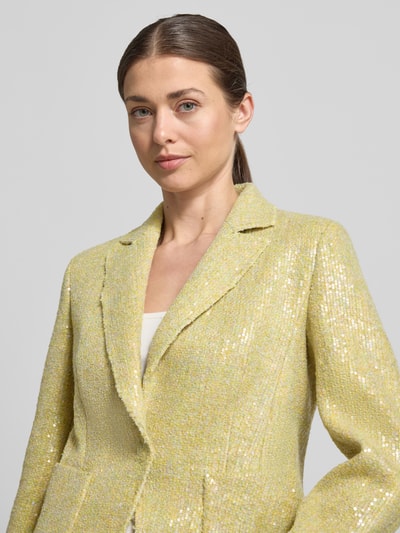 Frauenmodel trägt Slim Fit Blazer mit Pailletten von Luisa Cerano in Gelb, Material-Mix mit Baumwoll-Anteil, Reverskragen, Nahaufnahme Oberkörper.
