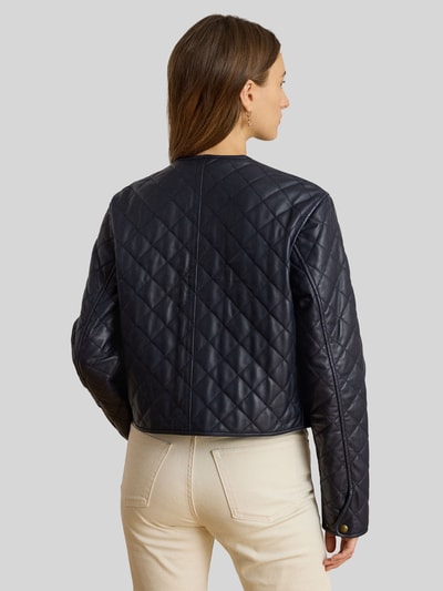 Frauenmodel trägt Cropped Lederjacke aus reinem Lammleder von Lauren Ralph Lauren, Optik: Unifarben, gesteppt, Regular-Fit, Stehkragen, Druckknopfleiste, Langarm, gerade, Pattentaschen, Material: Lammleder, Ganzkörperansicht Rückansicht.