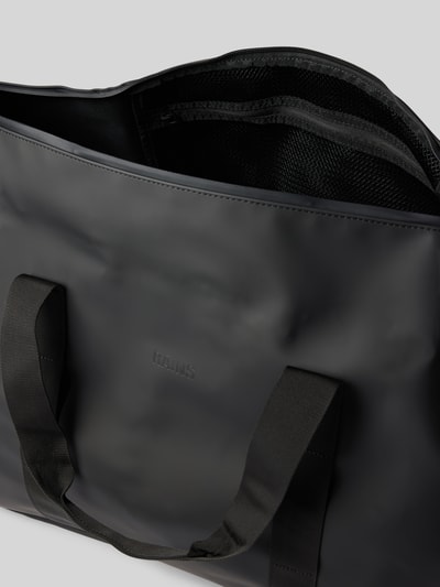 Productfoto, Weekend Bag met Logo-Detail Model 'Hilo' van Rains, zwart, hoofdzak met ritssluiting, afneembare schouderband, context Heren