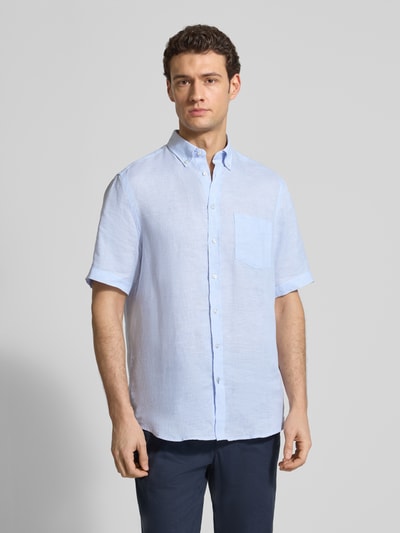 Männermodel trägt Regular Fit Freizeithemd aus Leinen von Christian Berg Men in Hellblau mit Brusttasche, Ganzkörperansicht von vorne