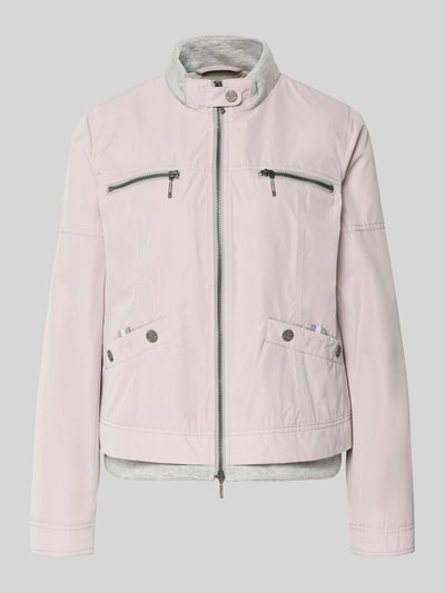 Produktfoto, Jacke mit Zweiwege-Reißverschluss von Amber & June w kolorze jasnoróżowym, krój regular fit, stójka, kieszenie z zamkami i na guziki, długość tyłu w rozmiarze 36: 56 cm, szerokość ramion w rozmiarze 36: 42 cm, szerokość klatki piersiowej w rozmiarze 36: 51 cm, długość rękawów w rozmiarze 36: 60 cm