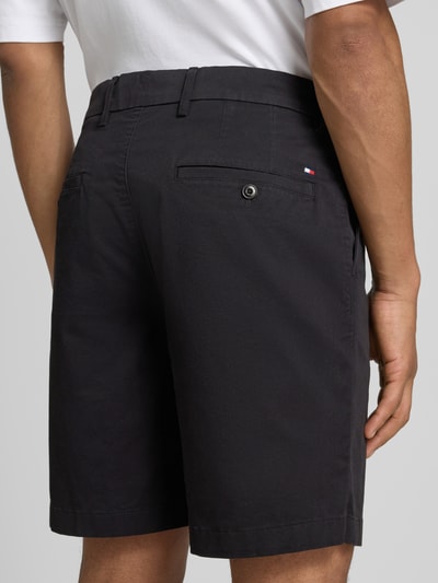 Männermodel trägt Chinoshorts aus Baumwoll-Mix Modell 'DOVER' von Tommy Hilfiger, Optik: Unifarben, Passform: Regular-Fit, Paspeltaschen, Ganzkörperansicht Rückansicht.