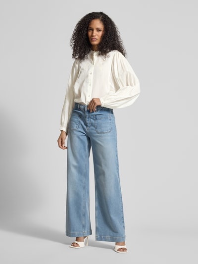 Frauenmodel trägt Regular Fit Bluse mit Stehkragen und Stitchings von JAKE*S STUDIO WOMAN, weiß, Baumwoll-Mix, Ganzkörperansicht von vorne.