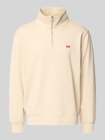 Produktfoto, Regular Fit Troyer mit Label-Detail von Levi's®, Reine Baumwolle, Troyer-Kragen, kurzer Reißverschluss, gerippte Abschlüsse, cremefarbener Stoff, dezentes Label, Regular-Fit, strukturierte Oberfläche, Rückenlänge 76 cm, Ärmellänge 65 cm.