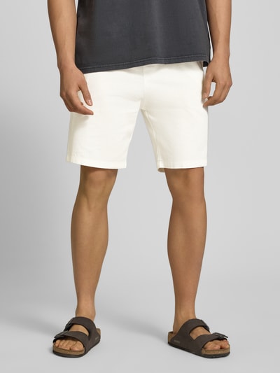 Männermodel trägt Straight Fit Shorts mit Gesäßtasche von REVIEW aus Reine Baumwolle in Leinen-Optik, Ganzkörperansicht von vorne.