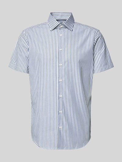 Produktfoto, Regular Fit Business-Hemd mit Kentkragen von Christian Berg Men, Reine Baumwolle, blau-weiß gestreift, Knopfleiste, 1/2-Arm, glatte Textur, Rückenlänge 77 cm, Schulterbreite 46 cm, Ärmellänge 22 cm, Größe 39/40.