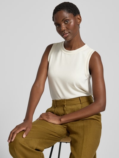 Frauenmodel trägt Top aus Modal-Mix Modell 'Scuba' von Rich & Royal, cremeweiß, mit Rundhalsausschnitt, Regular Fit, Nahaufnahme Oberkörper.
