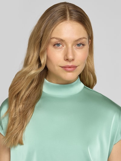 Frauenmodel trägt Blusenshirt mit Stehkragen von Jake*s Collection in Mintgrün, Material-Mix mit Stretch-Anteil, Nahaufnahme Oberkörper.
