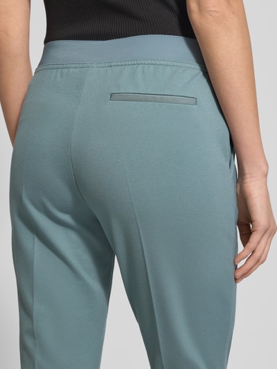 Frauenmodel trägt Slim Fit 7/8-Hose aus Viskose-Mix Modell 'TAPRIA-CROP' von BOSS in Optik: Unifarben, Stretch-Material, Detailaufnahme Rückansicht.