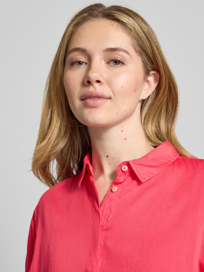 Frauenmodel trägt Regular Fit Bluse mit verdeckter Knopfleiste Modell 'SANDY' von 0039 Italy, reine Baumwolle, Nahaufnahme Oberkörper.