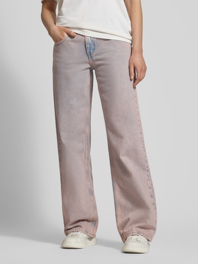 Frauenmodel trägt Superlow Loose Fit Jeans im Used-Look von Levi's®, Denim in Rosa-Blau-Ton, Baumwolle, Eingrifftaschen, Nahaufnahme Unterkörper.