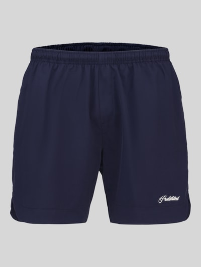 Produktfoto, Badehose mit Label-Stitching und elastischem Bund von PROHIBITED in Dunkelblau, Regular Fit, glatte Textur, Vorderansicht