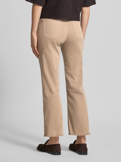 Frauenmodel trägt Straight Fit Jeans im 5-Pocket-Design von Raffaello Rossi, beige, elastisch, Fransen am Saum, verkürzt, Ganzkörperansicht Rückansicht.