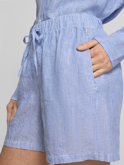 Frauenmodel trägt Leinenshorts mit Streifenmuster Modell 'ERAS' von ECOALF, reine Leinen, Regular-Fit, elastischer Bund, Nahaufnahme Oberkörper.