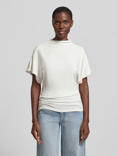 Frauenmodel trägt T-Shirt mit kurzem Stehkragen Modell 'Nupti' von My Essential Wardrobe, weiß, Viskose-Mix, Ganzkörperansicht von vorne.