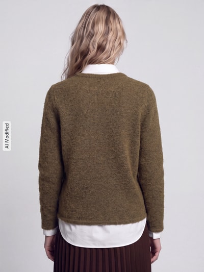 Frauenmodel trägt Regular Fit Pullover aus Woll-Mix Modell 'LULU' von Selected in Olivgrün, strukturierte Oberfläche, Damen Pullover, Ganzkörperansicht Rückansicht, KI-modifiziertes Bild.