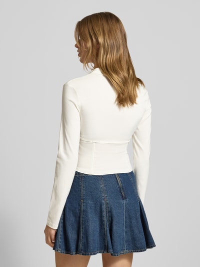 Frauenmodel trägt Slim Fit Bluse aus Viskose-Mix in Korsett-Optik von Gina Tricot, cremefarben, strukturierte Textur, Ganzkörperansicht Rückansicht.