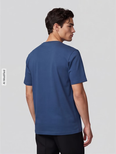 Männermodel trägt T-Shirt mit Label-Stitching und Rundhalsausschnitt von Scotch & Soda, reine Baumwolle, Regular Fit, Rückenansicht, KI-modifiziertes Bild.