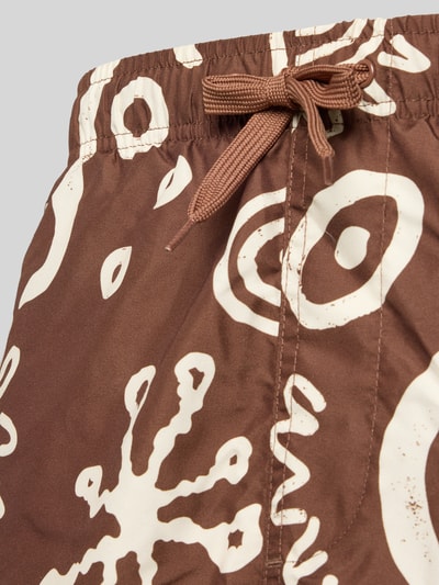 Produktfoto, Badehose mit Allover-Muster Modell 'PRINT' von Only & Sons in Braun mit beigem Muster, elastischer Bund mit Tunnelzug, seitliche Eingrifftaschen, Gesäßtasche, glatte Textur