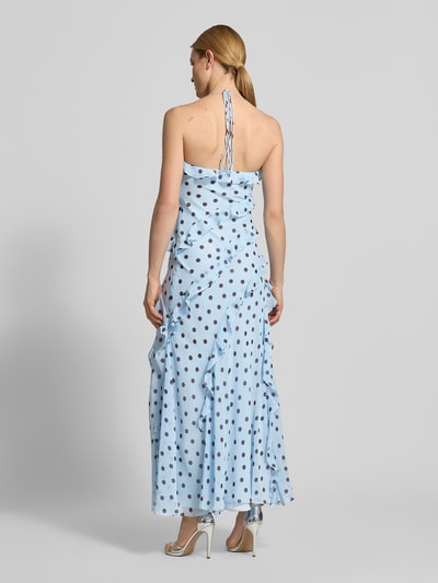 Frauenmodel trägt Maxikleid mit Volants Modell 'Kimberley' von Forever New in hellblau mit schwarzen Punkten, Chiffon, Ganzkörperansicht Rückansicht.