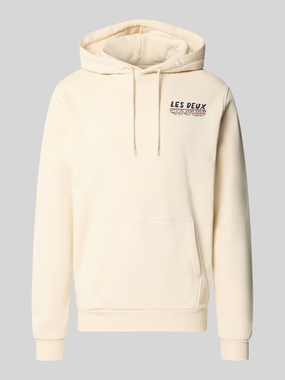 Produktfoto, cremefarbener Hoodie aus reiner Baumwolle mit Logo-Print Modell 'Record' von Les Deux, Kapuze, Kängurutasche, gerippte Abschlüsse, Regular Fit