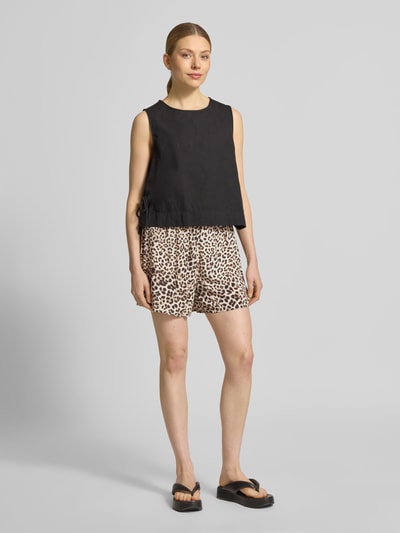 Frauenmodel trägt Shorts aus Viskose mit elastischem Bund von Jake*s Casual im Allover-Look, Beige-Braun-Schwarz, Ganzkörperansicht von vorne.