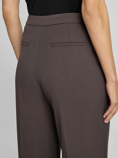Frauenmodel trägt Relaxed Fit Anzughose mit Viskose-Anteil Modell 'TAILOR' von Cph Muse, elastischer Material-Mix, Detailaufnahme Rückansicht.