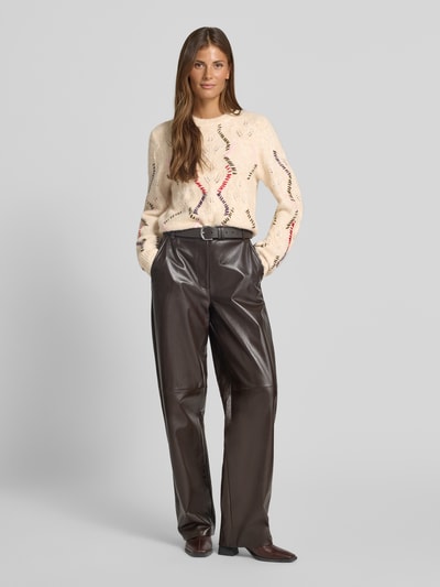 Vrouwenmodel draagt pullover met kabelpatroon Model 'GABBI' van YAS, materiaalmix met wol, recht model, ronde hals, vooraanzicht hele lichaam